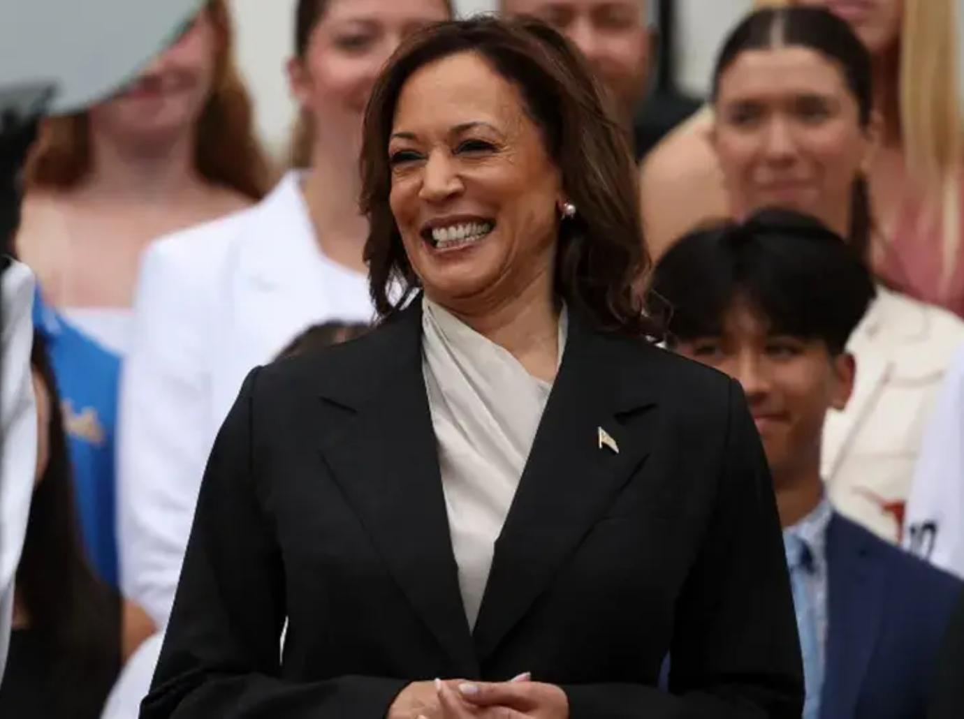 donald trump crowd kamala harris airport ai dictator mocked false