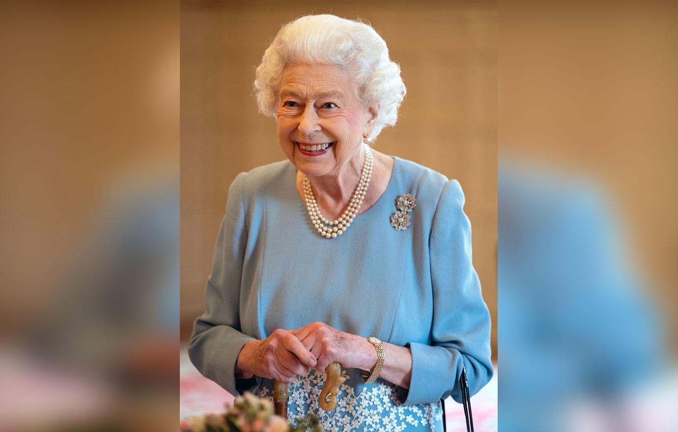 frail queen elizabeth ii confined to wheelchair