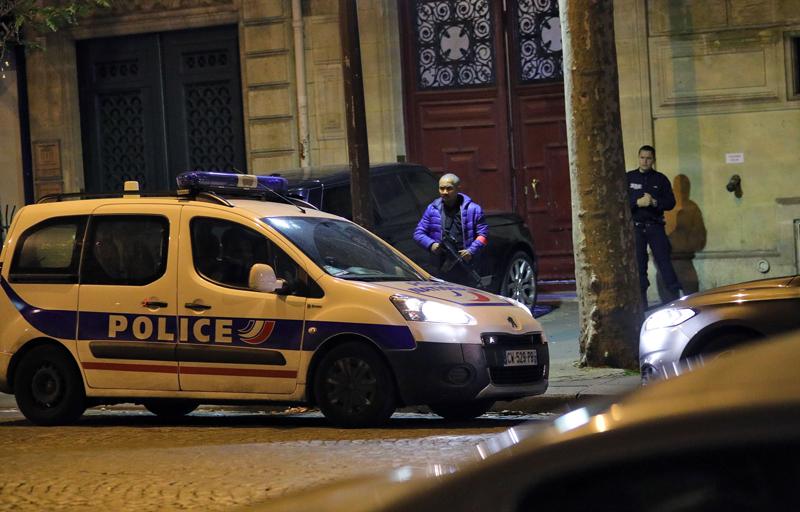 EXCLUSIVE: 3am scene of alleged Kim Kardashian robbery house in Paris as†cops and crime scene investigators on scene as well as Kendall Jenner, Jasmine Sanders and Terrence J leave at 4:30am as investigation continues