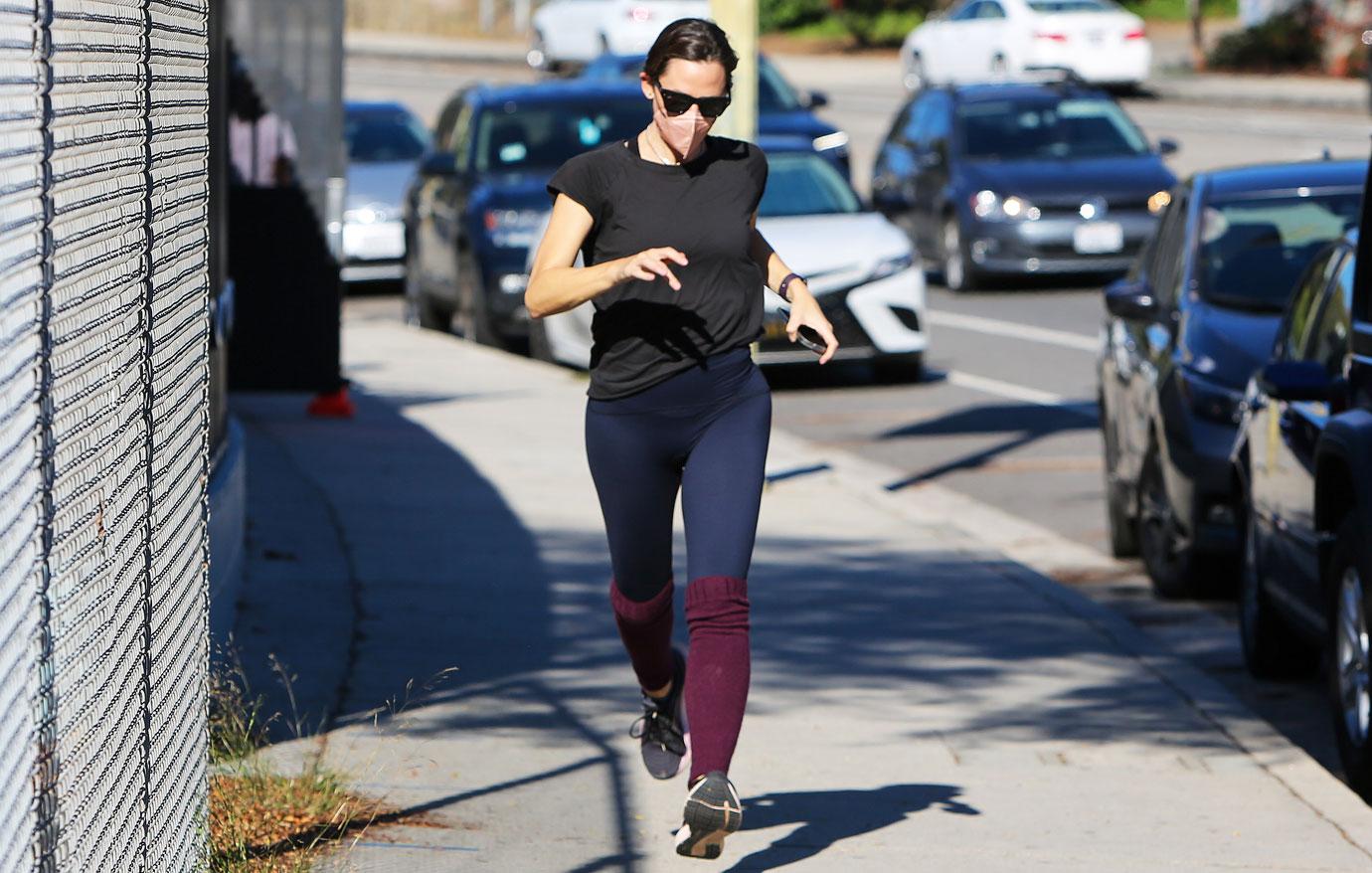 jennifer garner out and about to check on construction of new la home