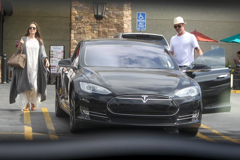 *PREMIUM EXCLUSIVE* Angelina Jolie and Brad Pitt go grocery shopping for 4th of July