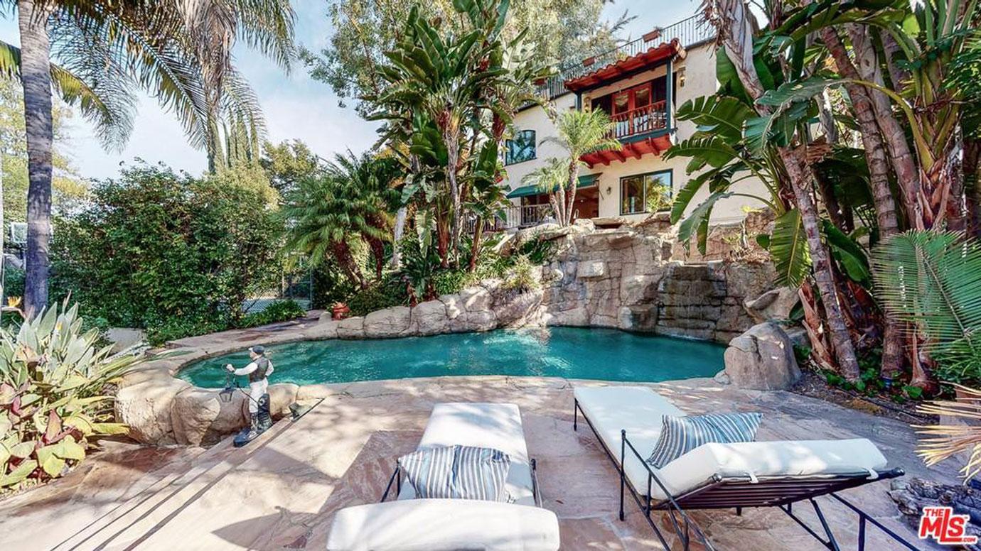 //demi lovato lists sherman oaks california home photos