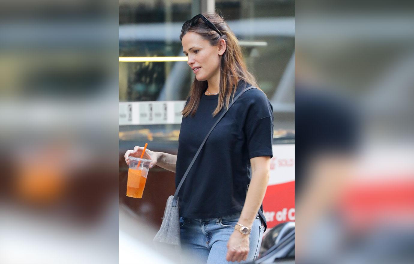 [PICS] Jennifer Garner Looks AMAZING As She Enjoys The Single Life