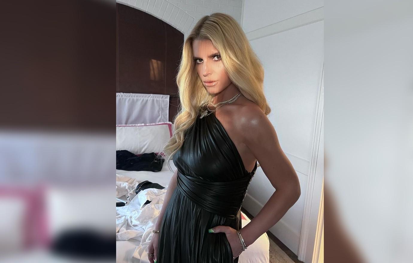 Jessica Simpson stuns fans with youthful look: 'She's aging backwards