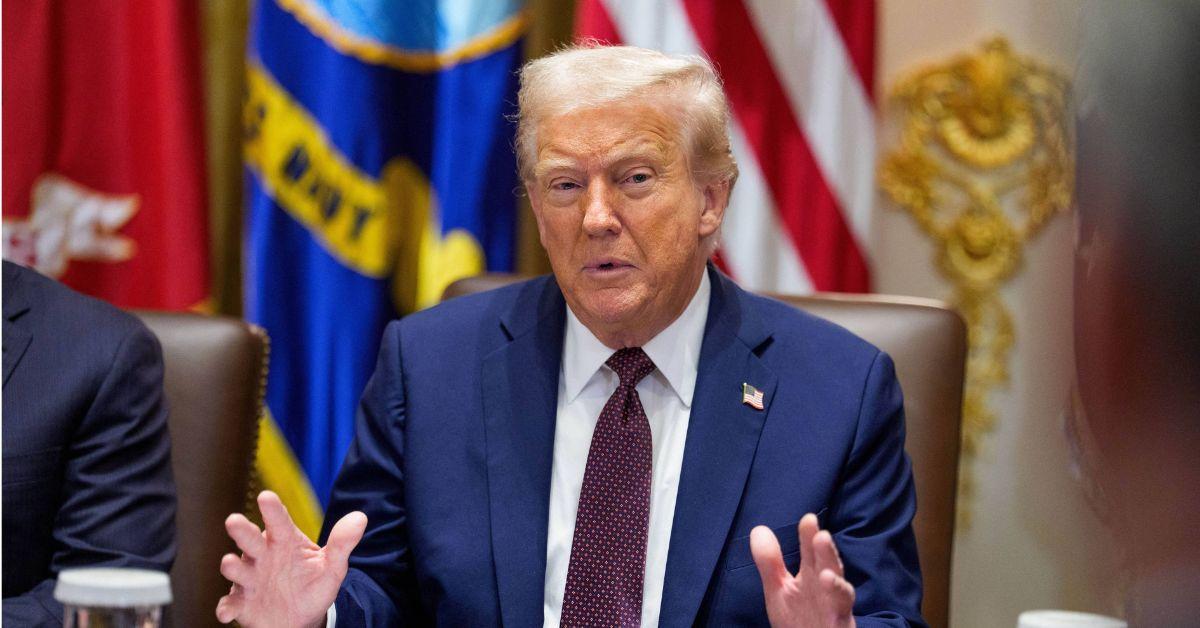 image of Donald Trump’s hands looked two different colors in a viral photo.