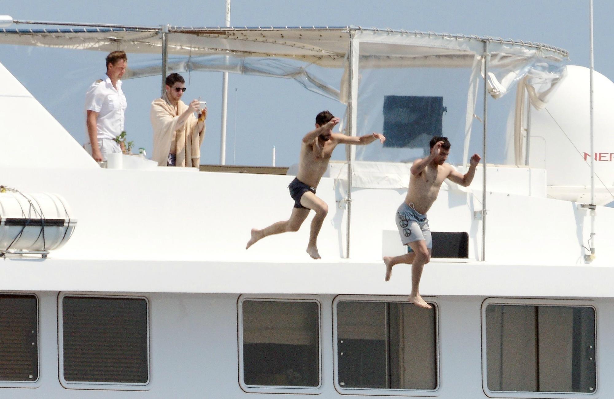 Nick Joe Jonas Shirtless Abs Yacht Photos 03