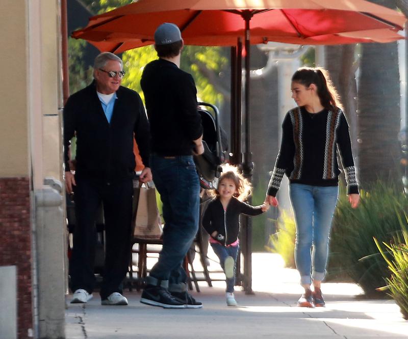 Exclusive&#8230; Ashton Kutcher &amp; Mila Kunis Get Breakfast With Their Children