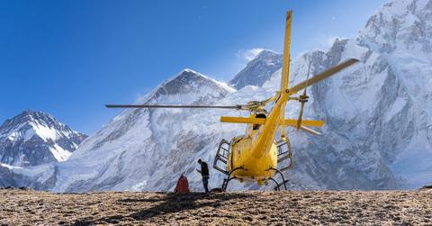 helicopter landing at kalapathar everest