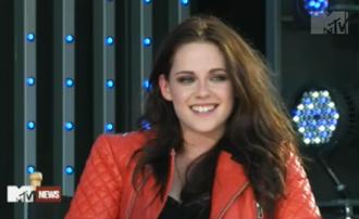 Kristen stewart may31 smoking.jpg