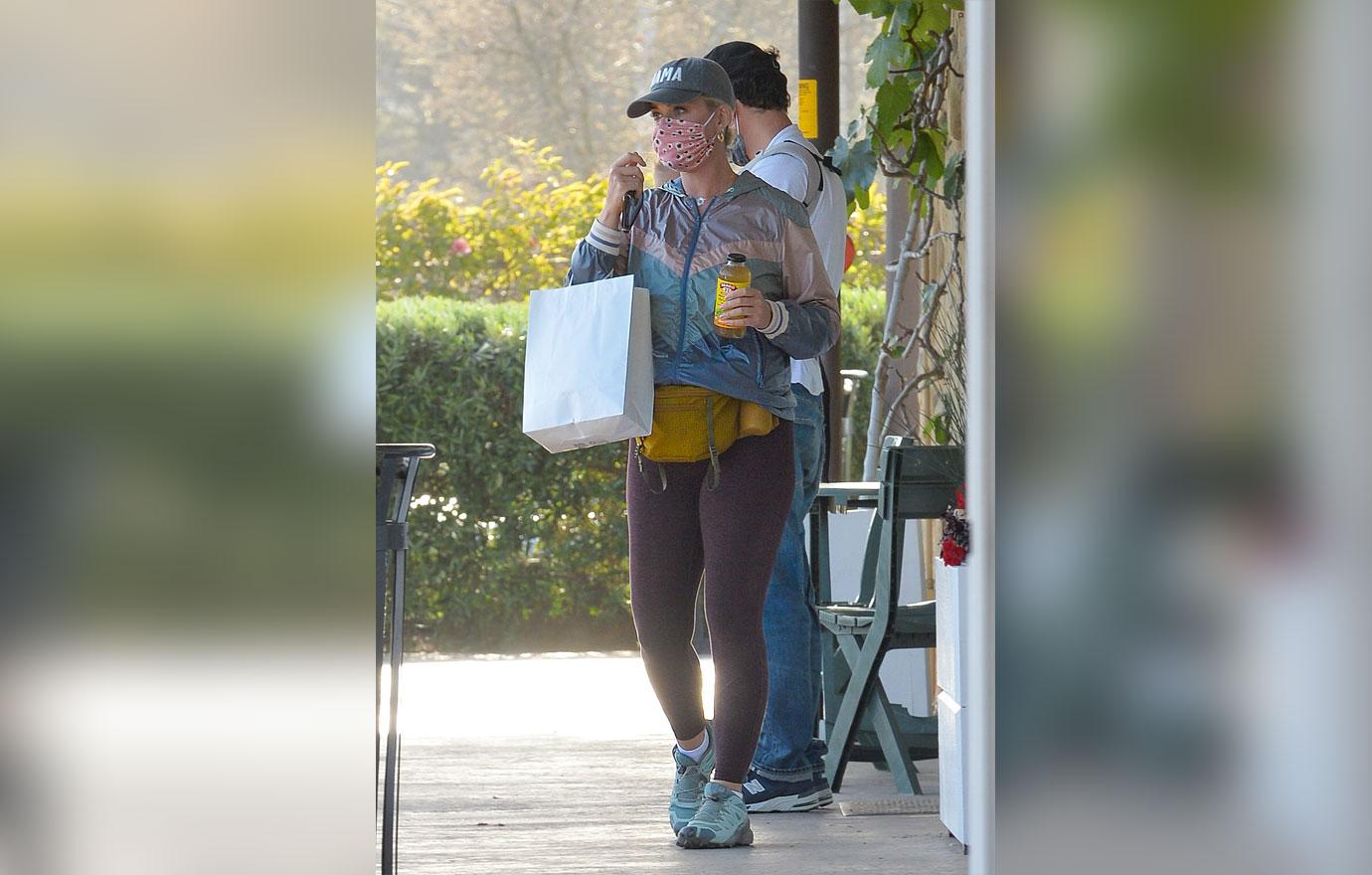 katy perry and orlando bloom stop at health food store with baby daisy