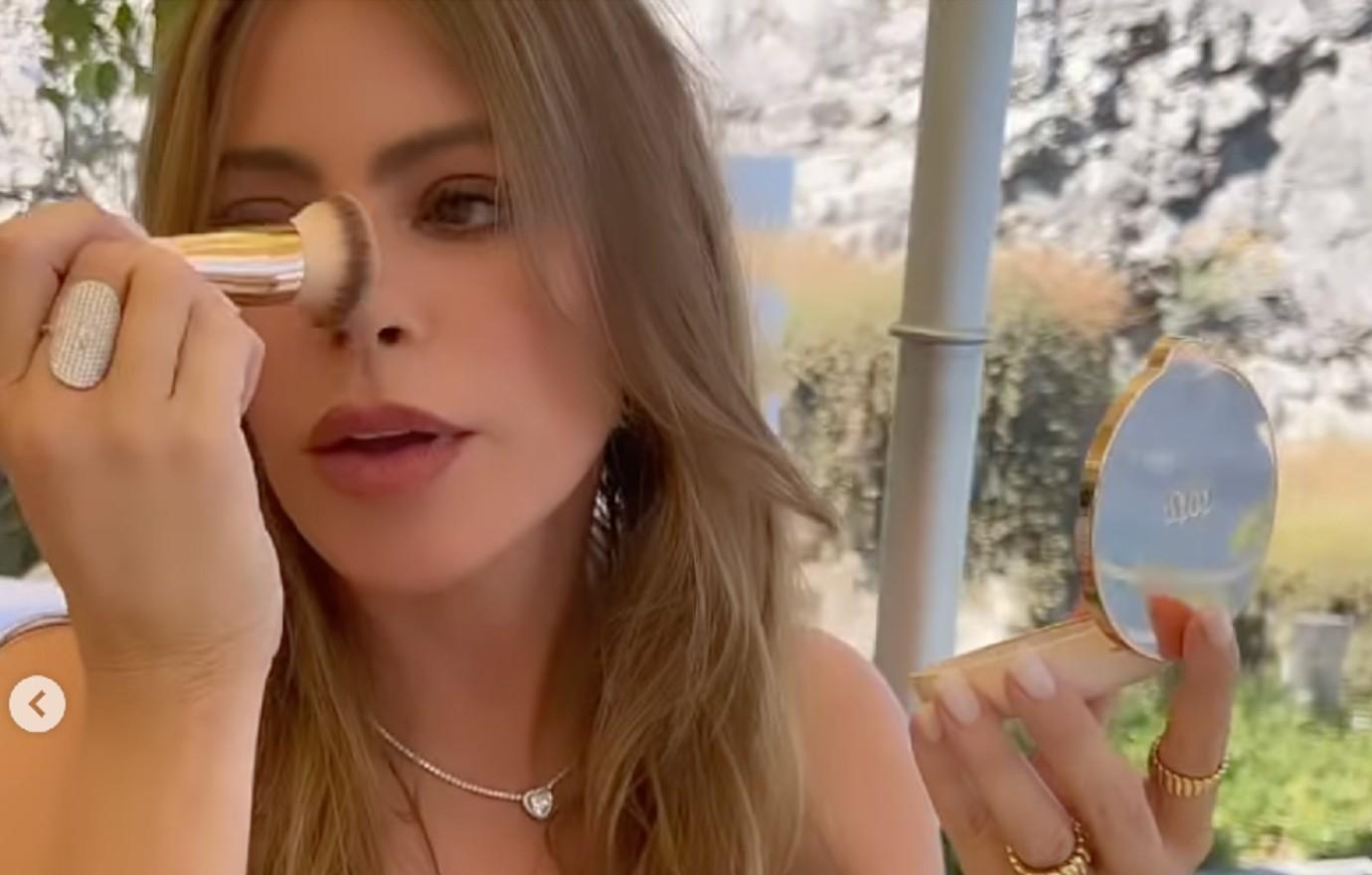 Sofia Vergara's fans demand she 'calm down' with photoshop as her face  looks distorted in new video amid split from Joe