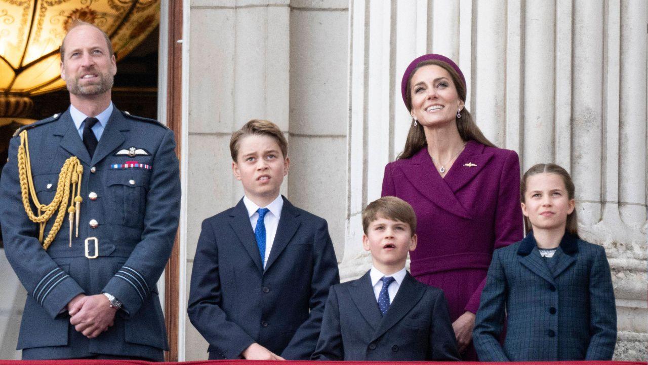 image of royal family