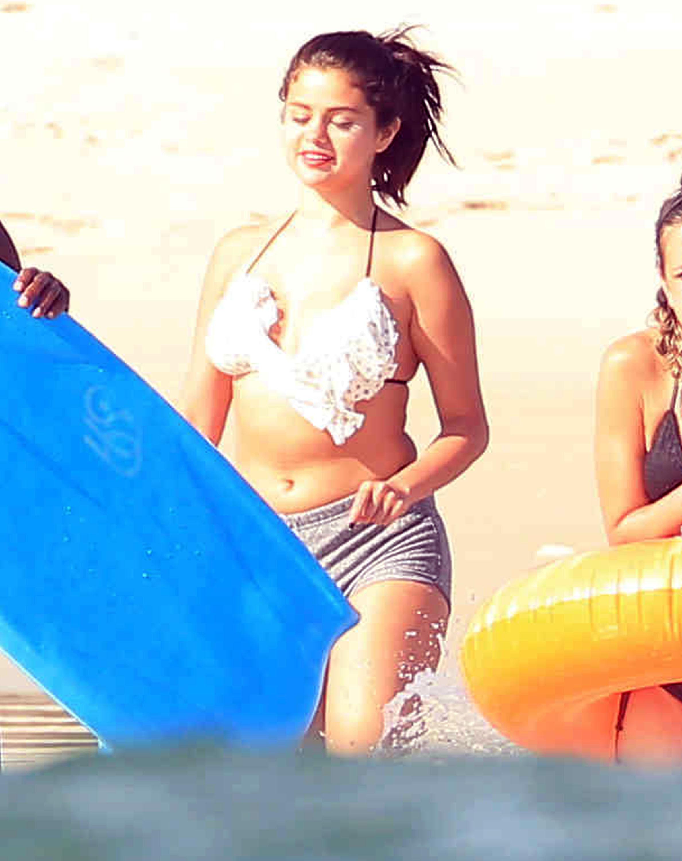 **USA ONLY** *EXCLUSIVE* Selena Gomez Hits The Beach With Friends In Mexico  **MUST CALL FOR PRICING**