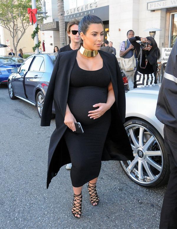 Kim kardashian huge baby bump shopping.jpg 06