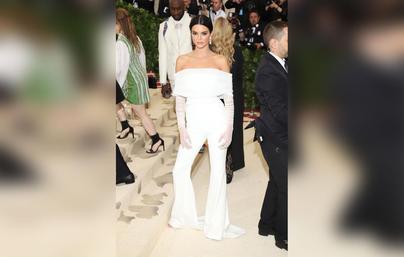 Kendall jenner pushes assistant met gala 1