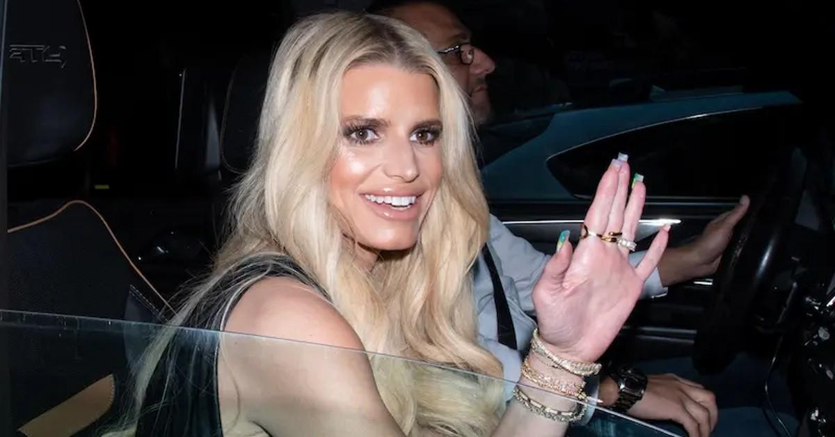 Jessica Simpson Looks Unrecognizable While Posing With Mom: Photo