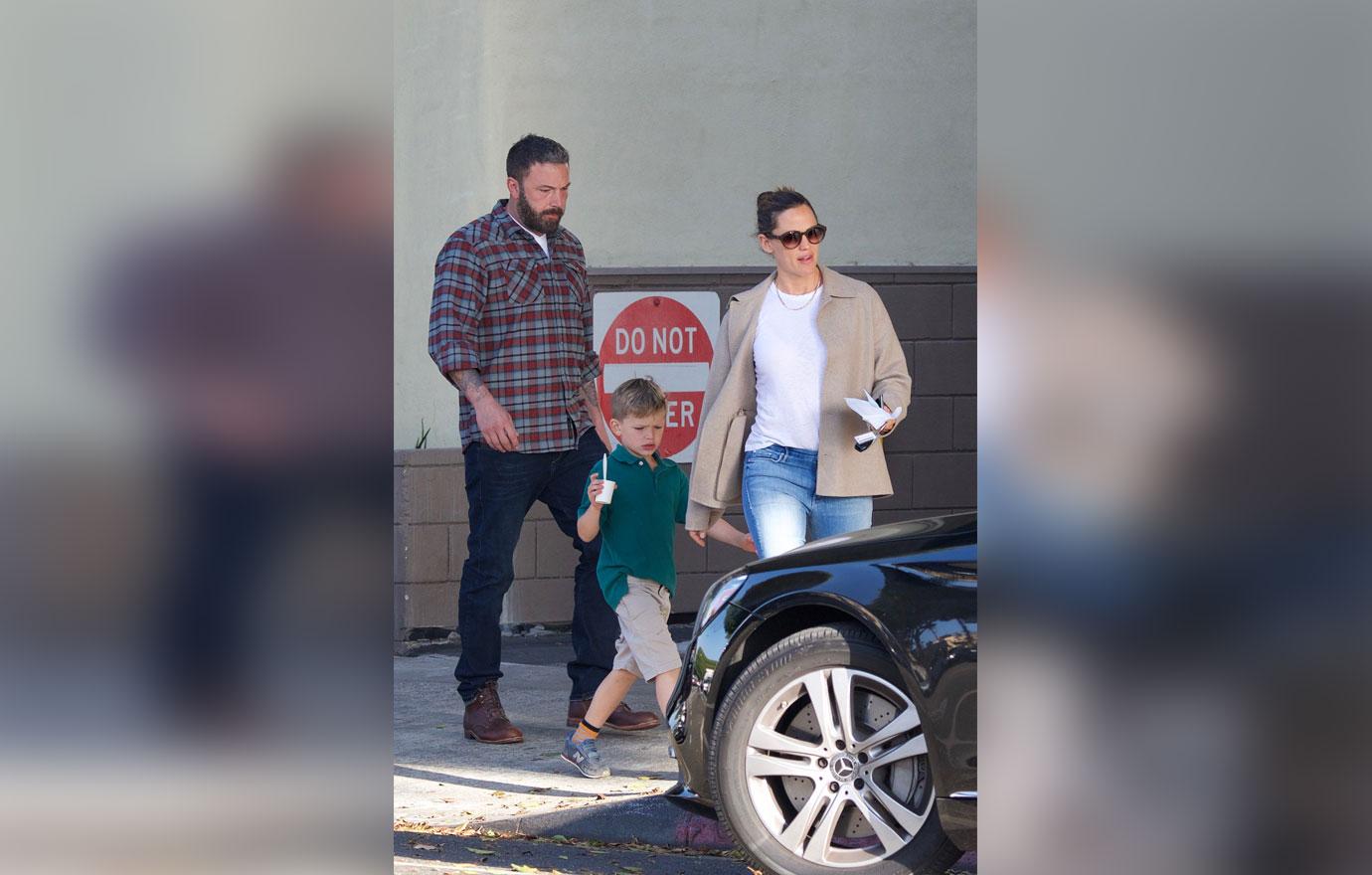 Ben Affleck  and Jennifer Garner going together with their son for ice cream