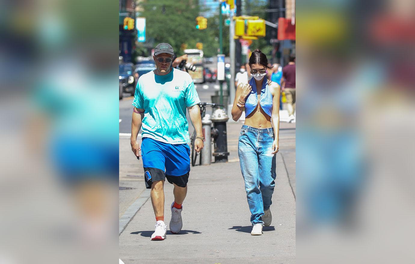 emily ratajkowski strolls around nyc with husband