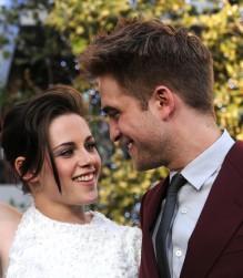 2010__08__Kristen_Stewart_Robert_Pattinson_Aug13newsne 219×300.jpg
