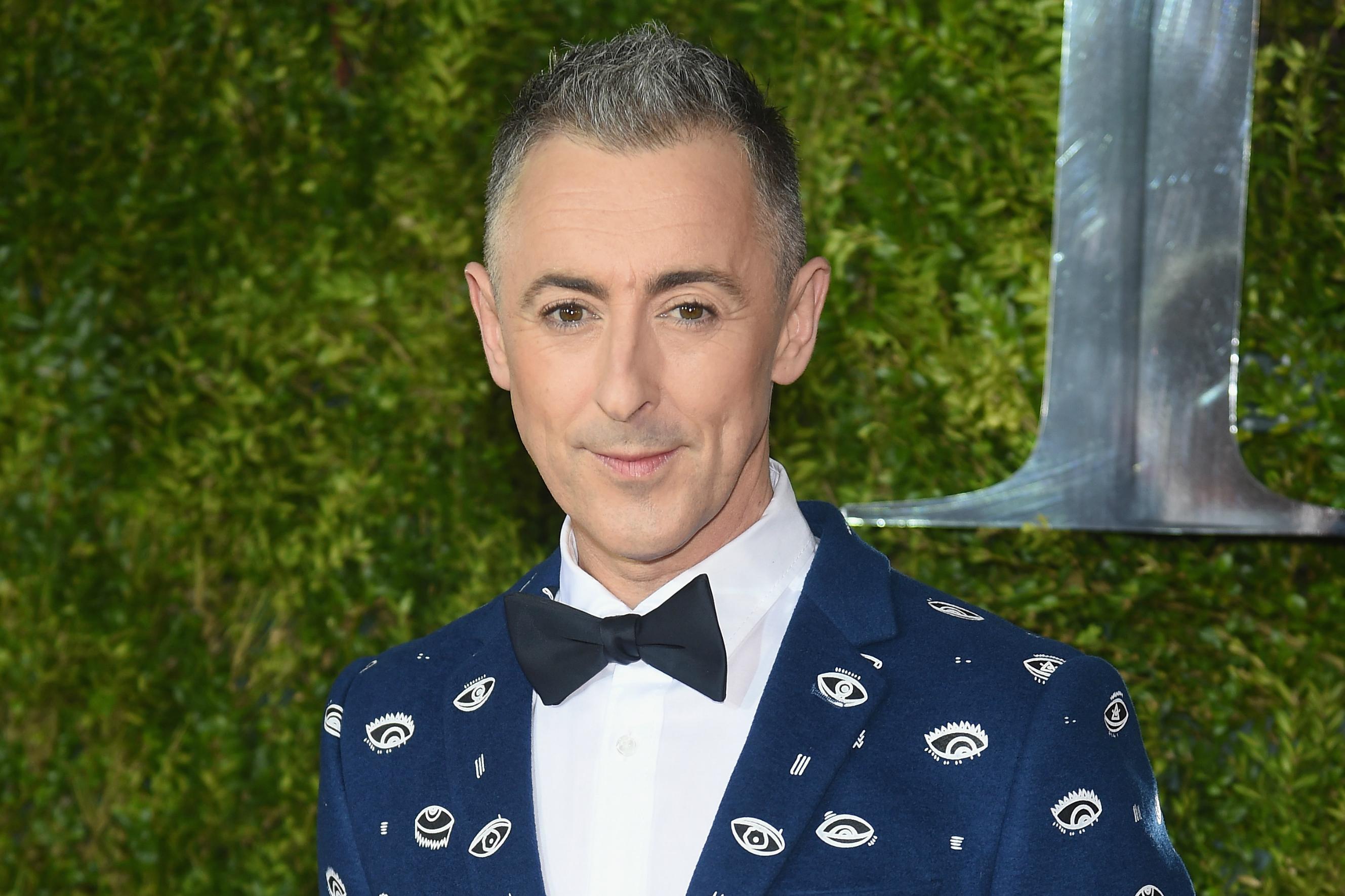 Alan cumming tony awards 2015 navy short suit