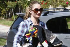 2010__08__Rebecca_Gayheart_AugMAIn1 300×202.jpg