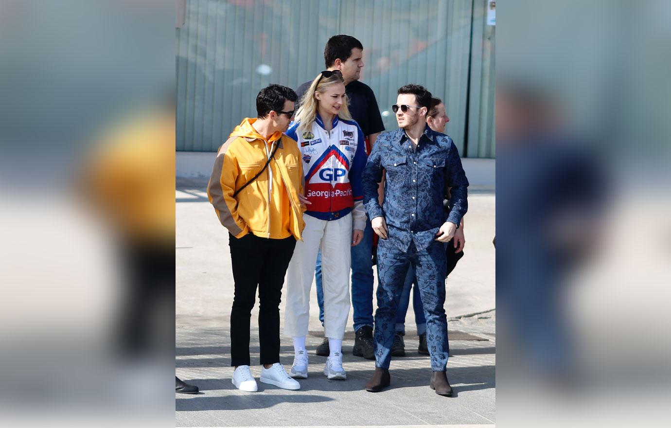 Joe Jonas & Fiancee Sophie Turner Arrive in Barcelona!: Photo