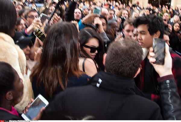 Kendall jenner balmain paris fashion week trampled​ 6