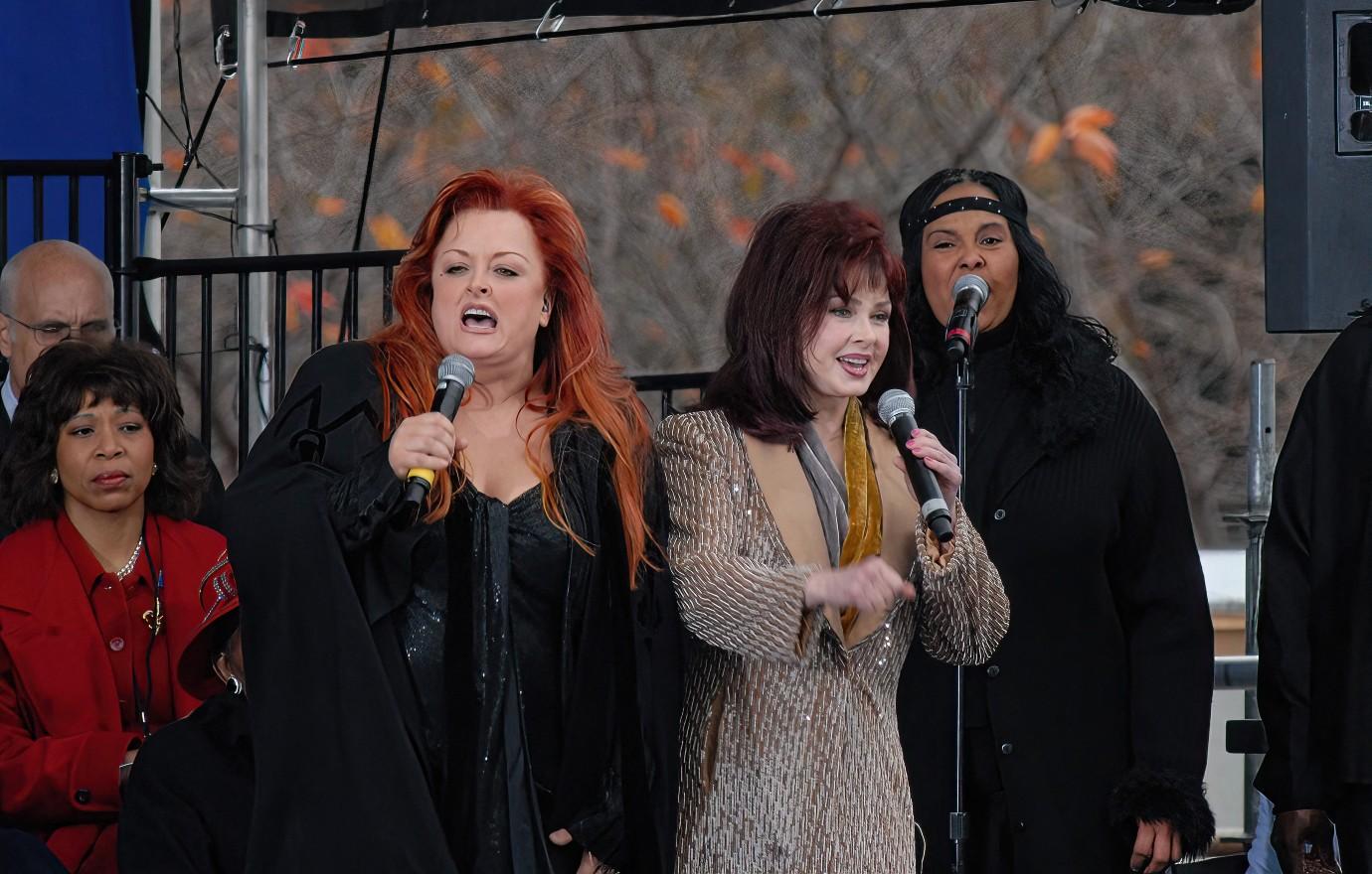 wynonna judd standing ovation cma awards mom naomi death