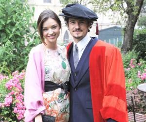 2010__07__Miranda_Kerr_Orlando_Bloom_July13newsne 300×29911.jpg