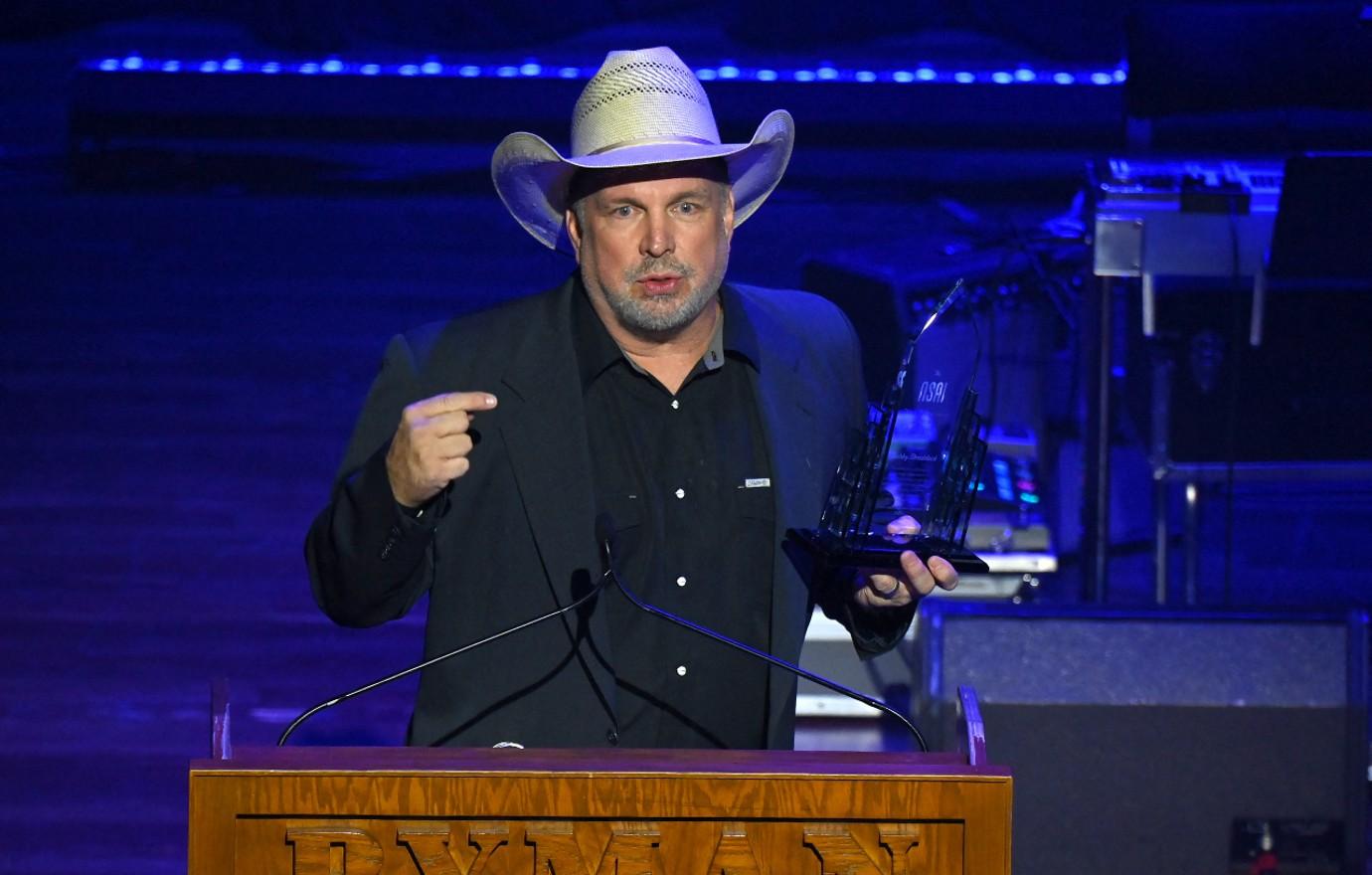 garth brooks sued by makeup artist