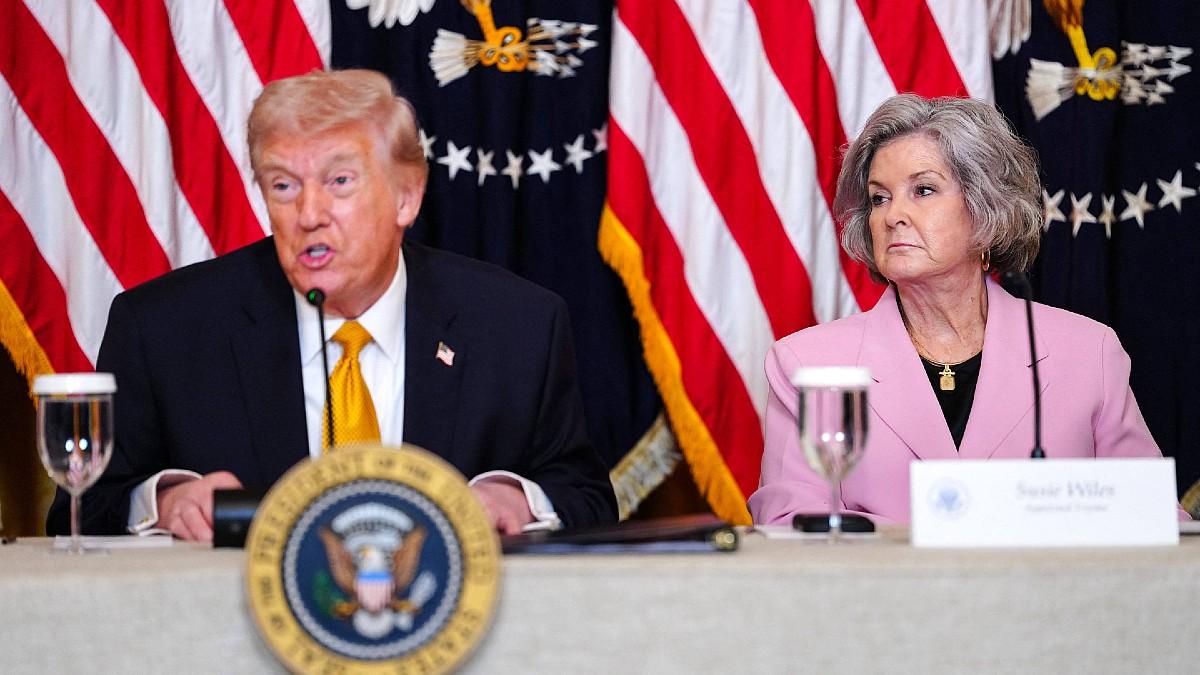 image of Donald Trump frequently nods off in meetings. 