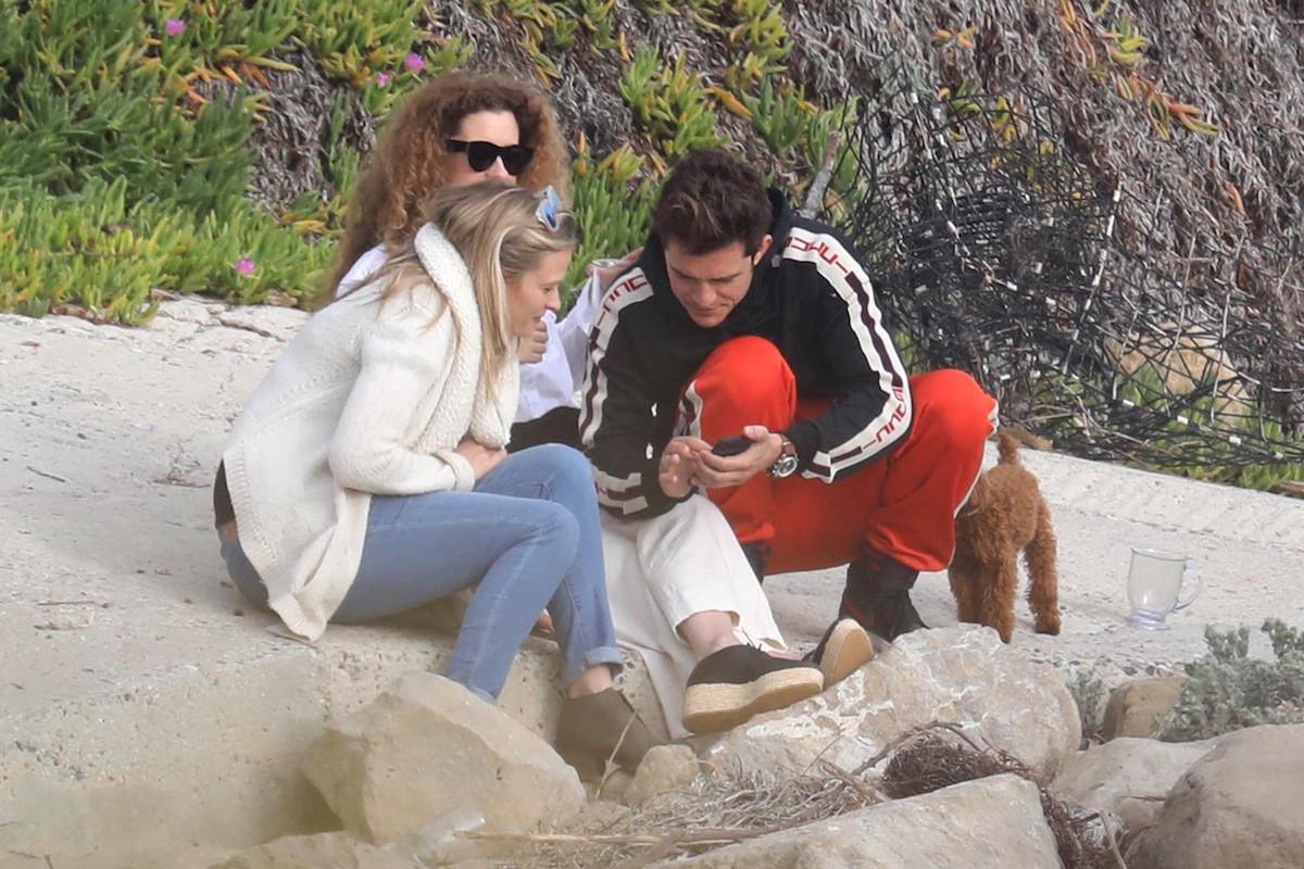 *EXCLUSIVE* Orlando Bloom gets chatty with female friends in Malibu