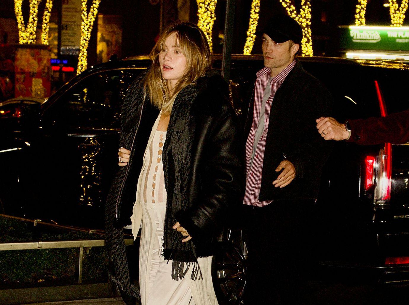 robert pattinson wants make official suki waterhouse after first child