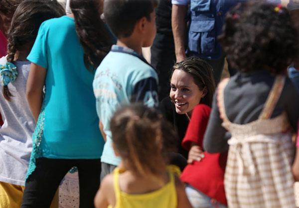 angelina jolie visits syrian refugees