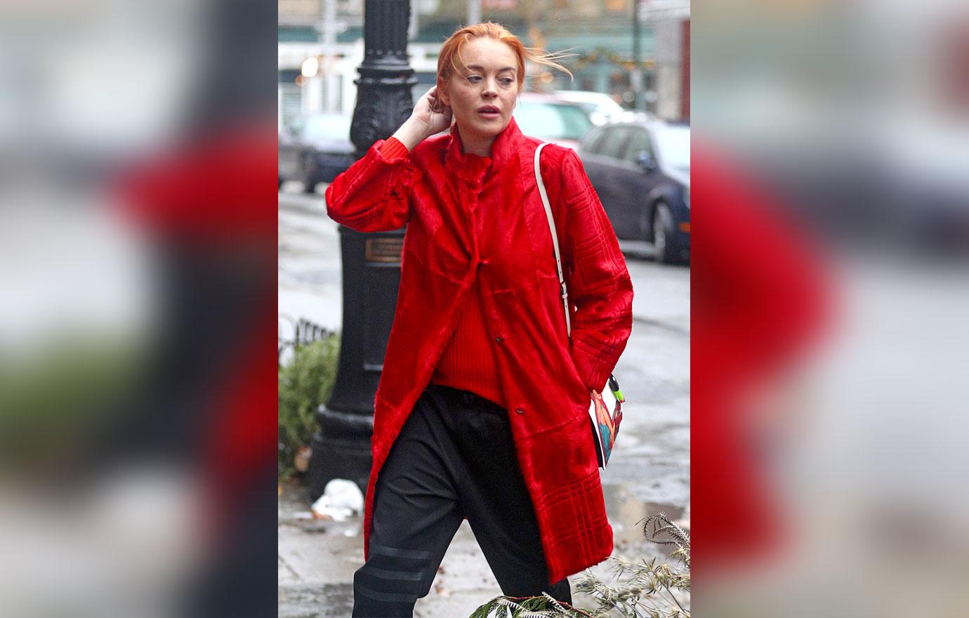 Lindsay lohan demands waitresses wear matching shoes 2