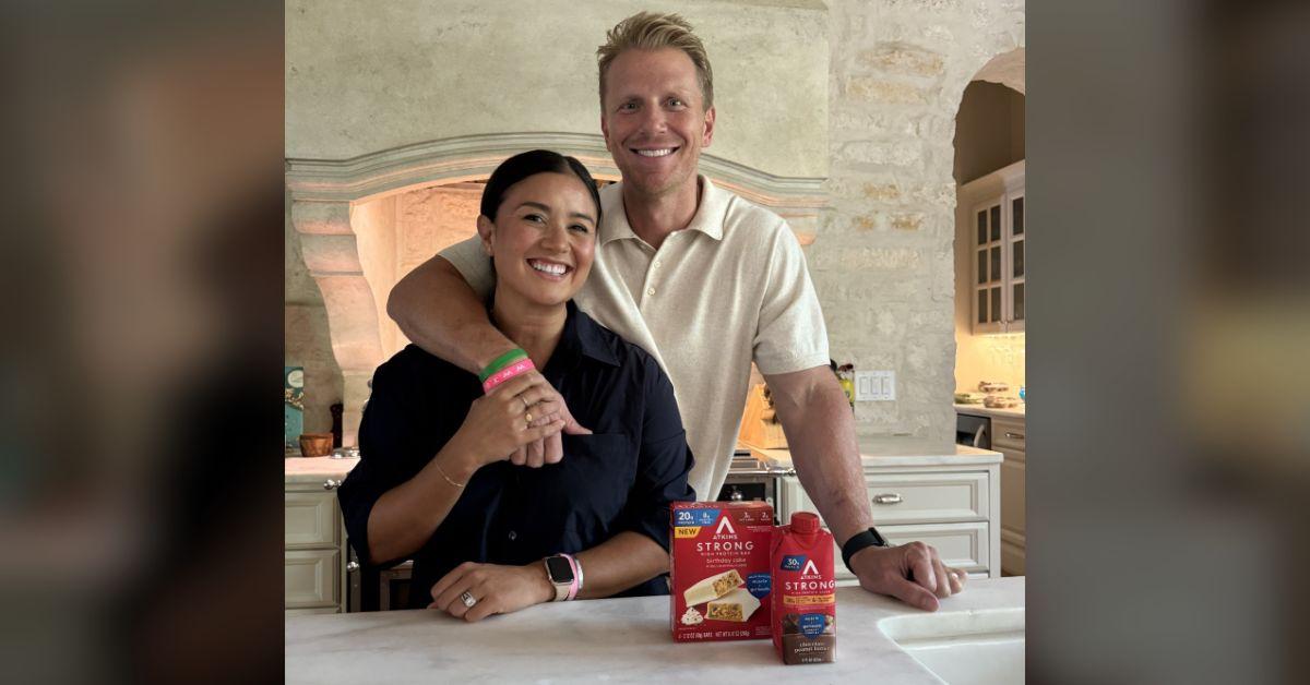 Photo of Sean and Catherine Lowe pack their pantry with Atkins snacks.