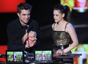 2010__06__Rob_Pattinson_Kristen_Stewart_June23nws 300×217.jpg