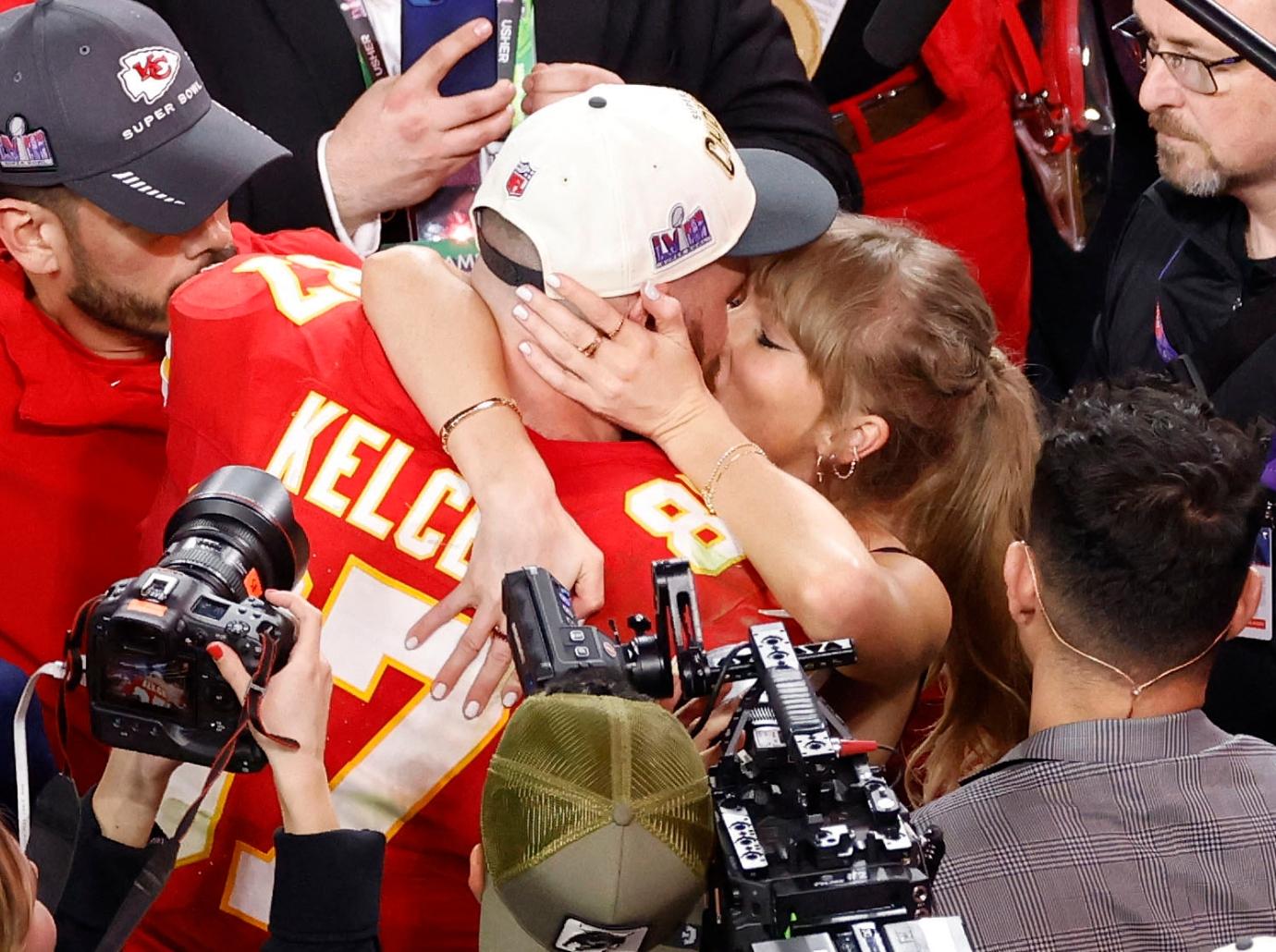 travis kelce spoiled taylor swift k valentines day gifts