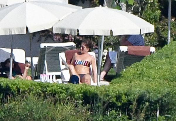 jennifer aniston baby bump bikini topless