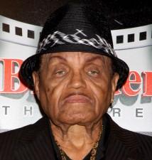 2009__10__wenn5377394 214×225.jpg