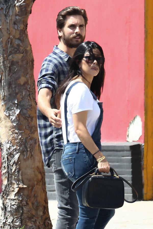 Kourtney kardashian scott disick breakup back together akm