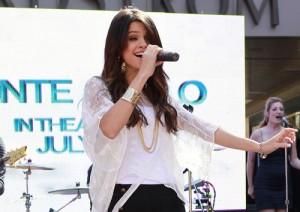 2011__06__Selena_Gomex_June14news 300&#215;212.jpg