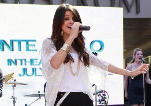 2011__06__Selena_Gomex_June14news 300×212.jpg