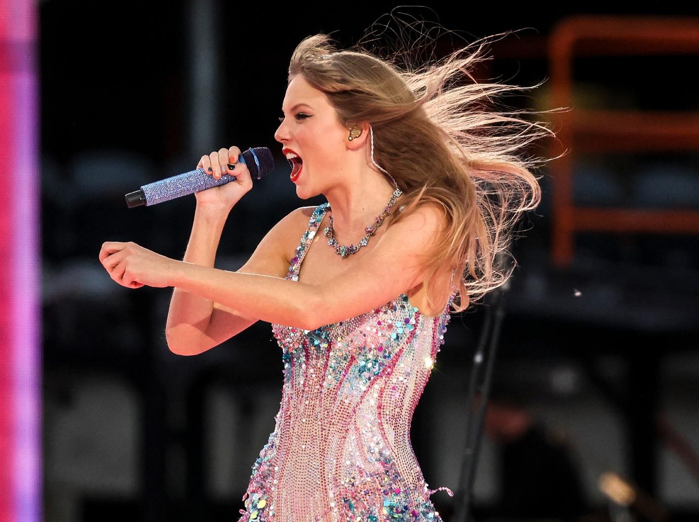 Taylor Swift References Harry Styles Split & Viral Boat Pic On '1989'