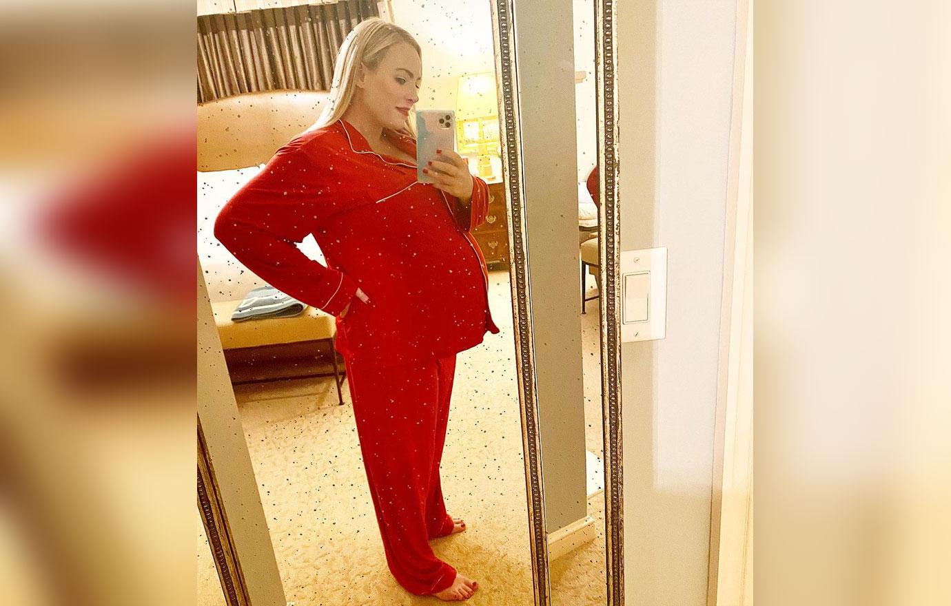 meghan mccain shows off  month baby bump