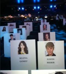 2011__08__Justin Bieber Selena Gomez VMA chart Aug26newsbt 226×300.jpg