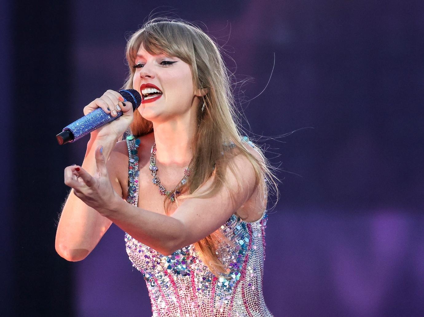 Taylor Swift rejects the Super Bowl halftime show again: Swifties are  thrilled for her decision