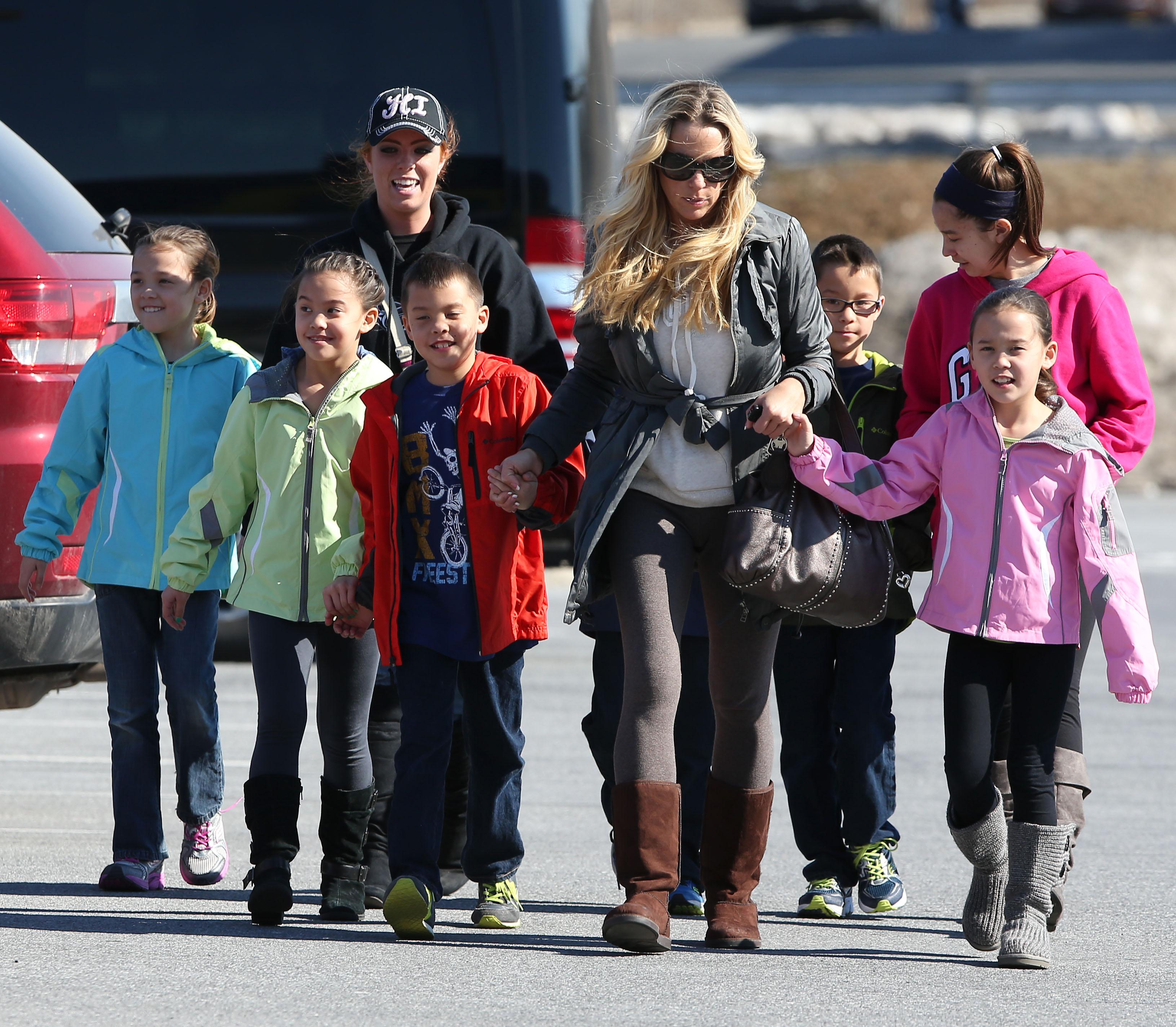 EXCLUSIVE: INF &#8211; Kate Gosselin and her kids visit Toys &#8220;R&#8221; Us