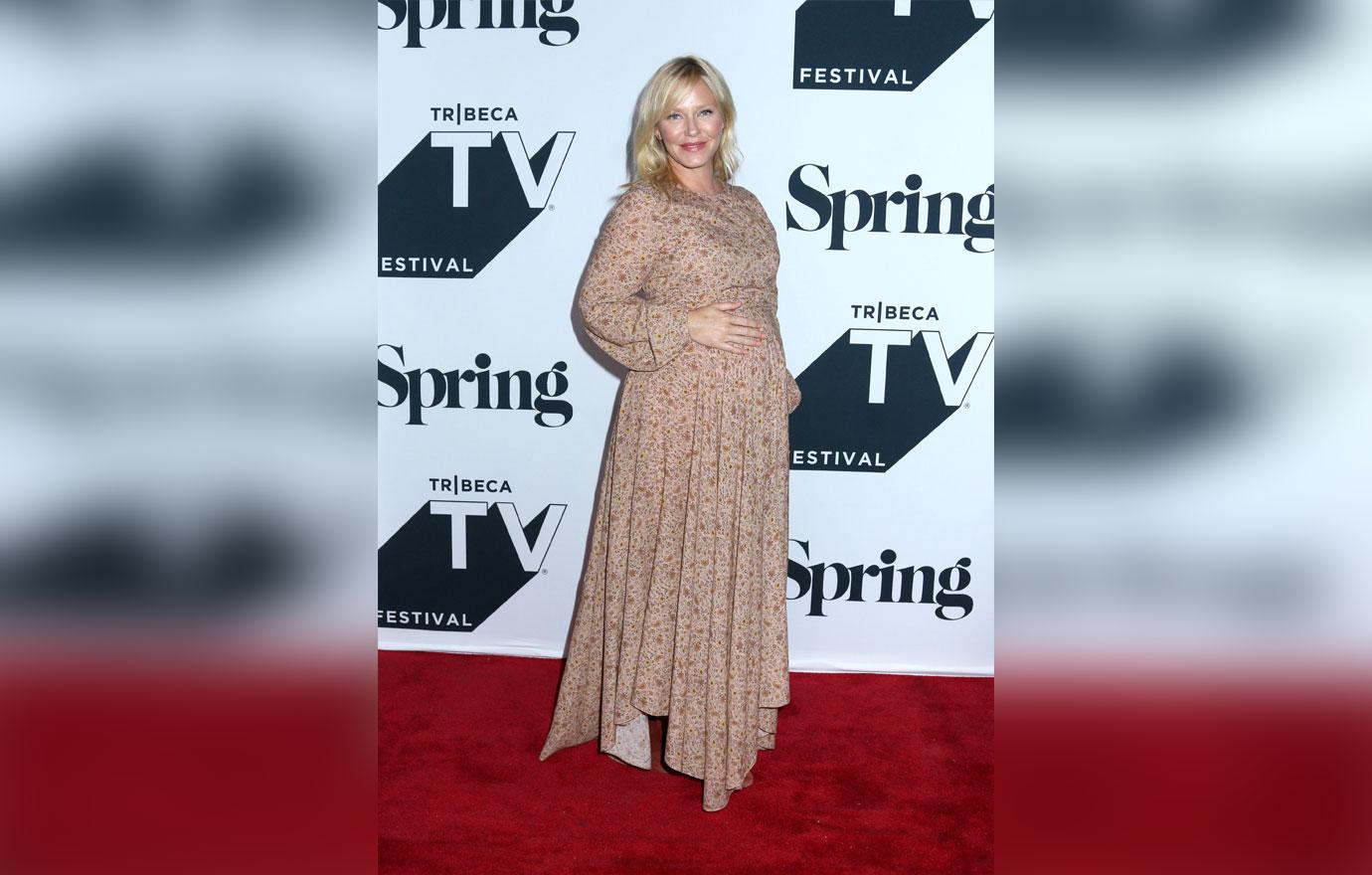 Kelli giddish baby bump