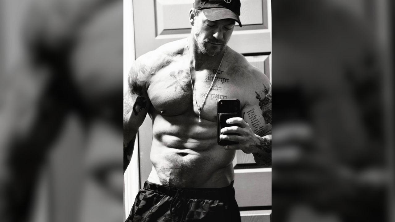 Photo of Alan Ritchson showed off his abs.